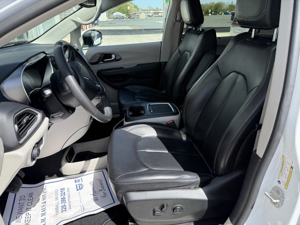 Used 2023 Chrysler Pacifica Touring-L FWD image 11
