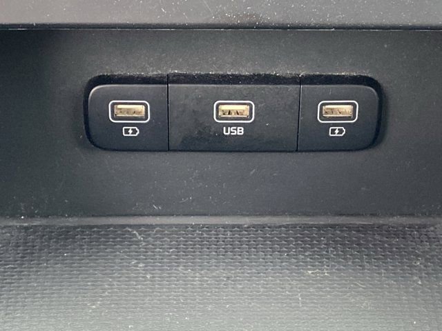 Used 2023 Kia Carnival LX image 17