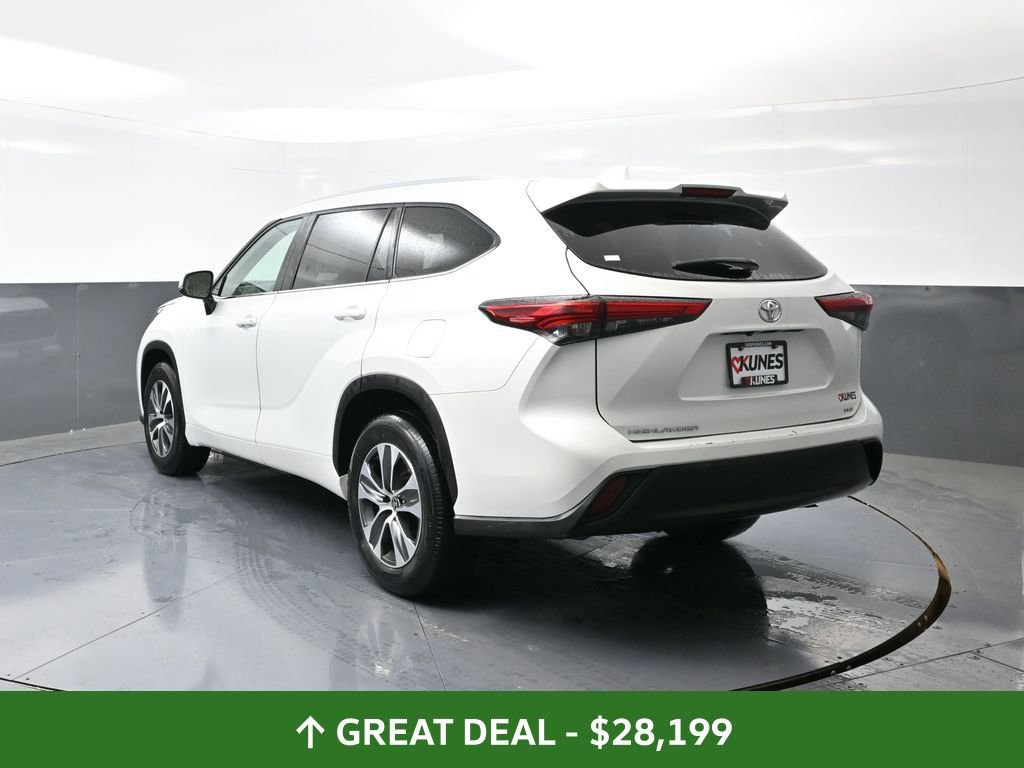 Used 2023 Toyota Highlander XLE image 12
