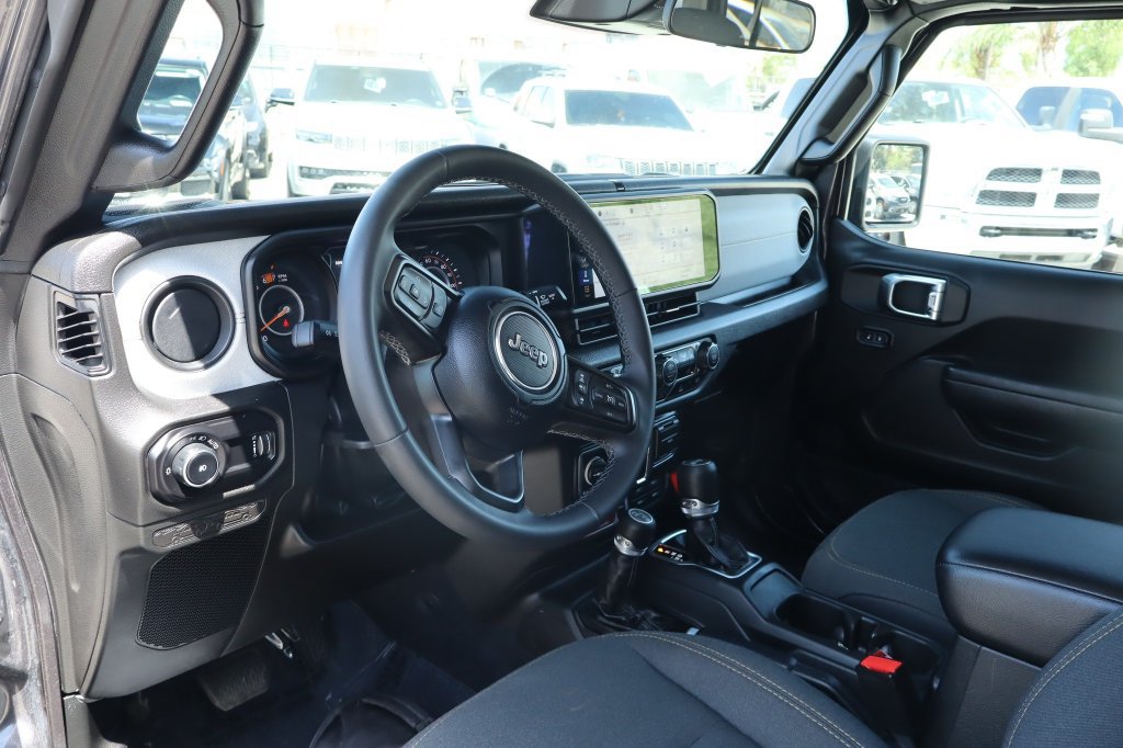 Used 2025 Jeep Wrangler Unlimited Sport AWD/4WD image 17