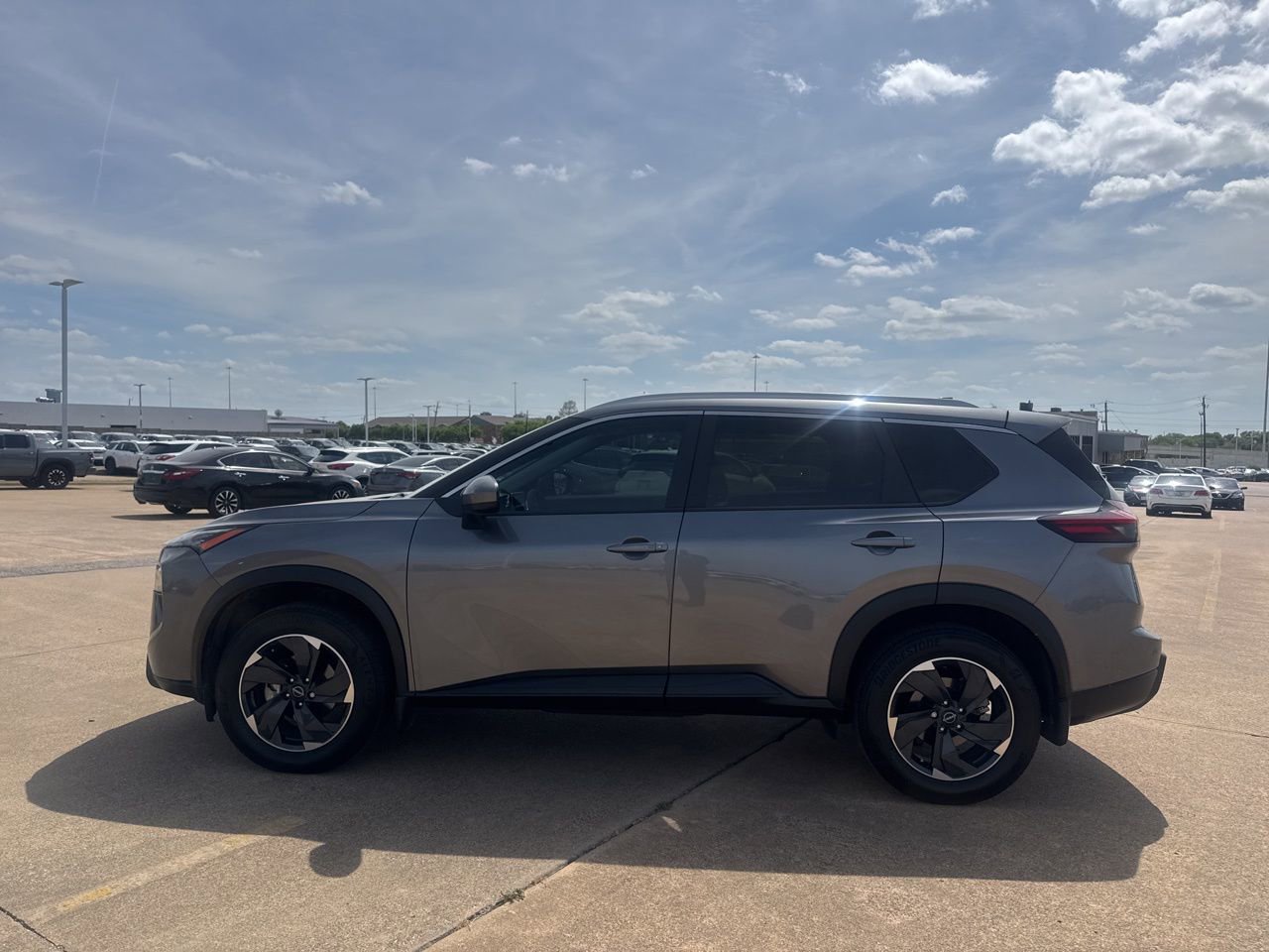 Used 2024 Nissan Rogue SV w/ SV Premium Package image 12