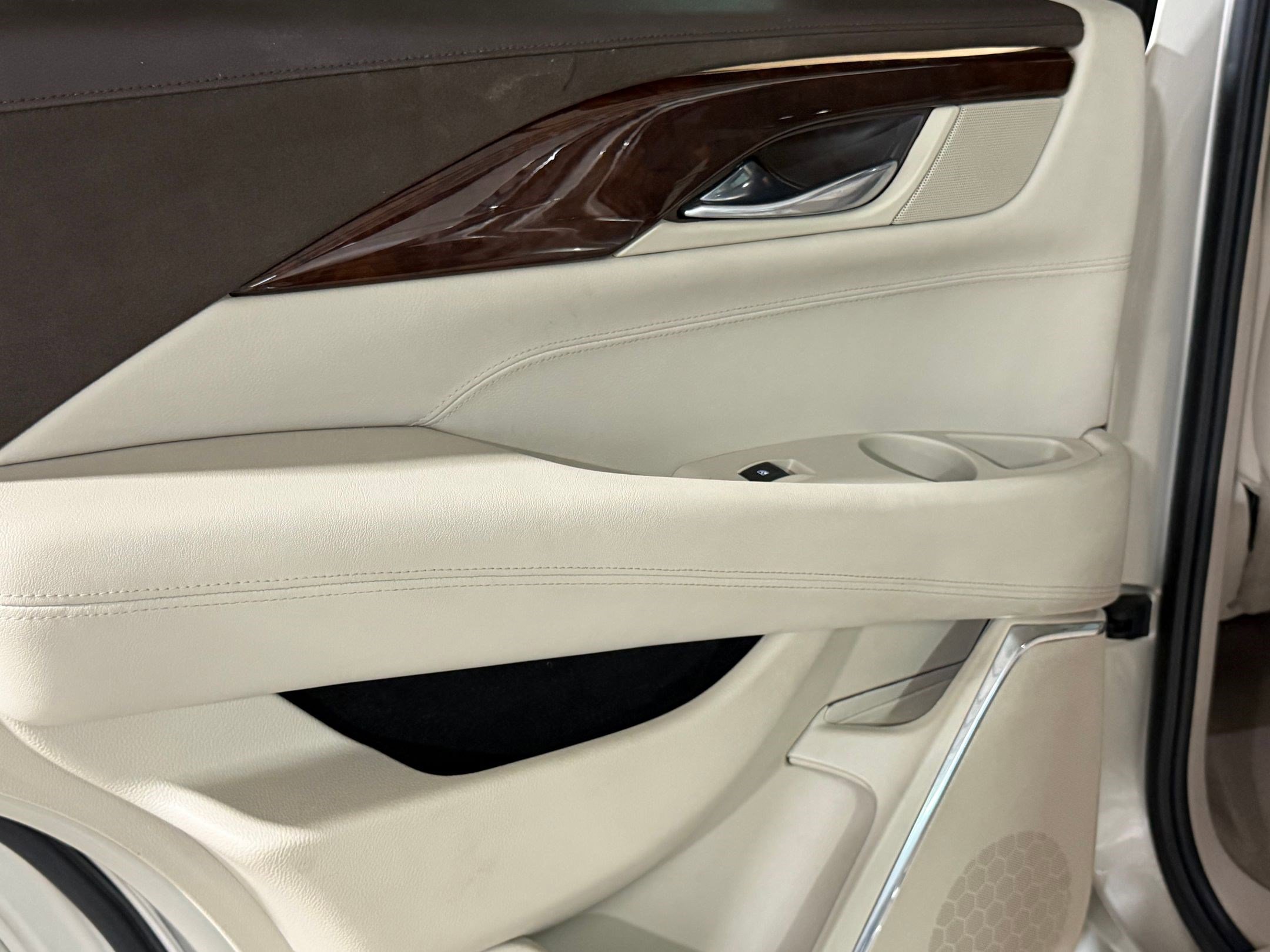 Used 2015 Cadillac Escalade Luxury AWD/4WD image 34