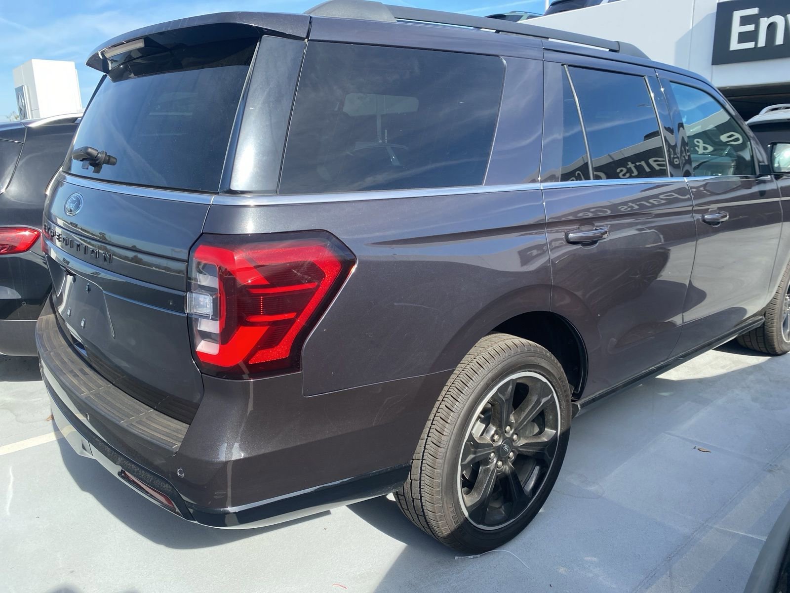 Used 2024 Ford Expedition Limited AWD/4WD image 3