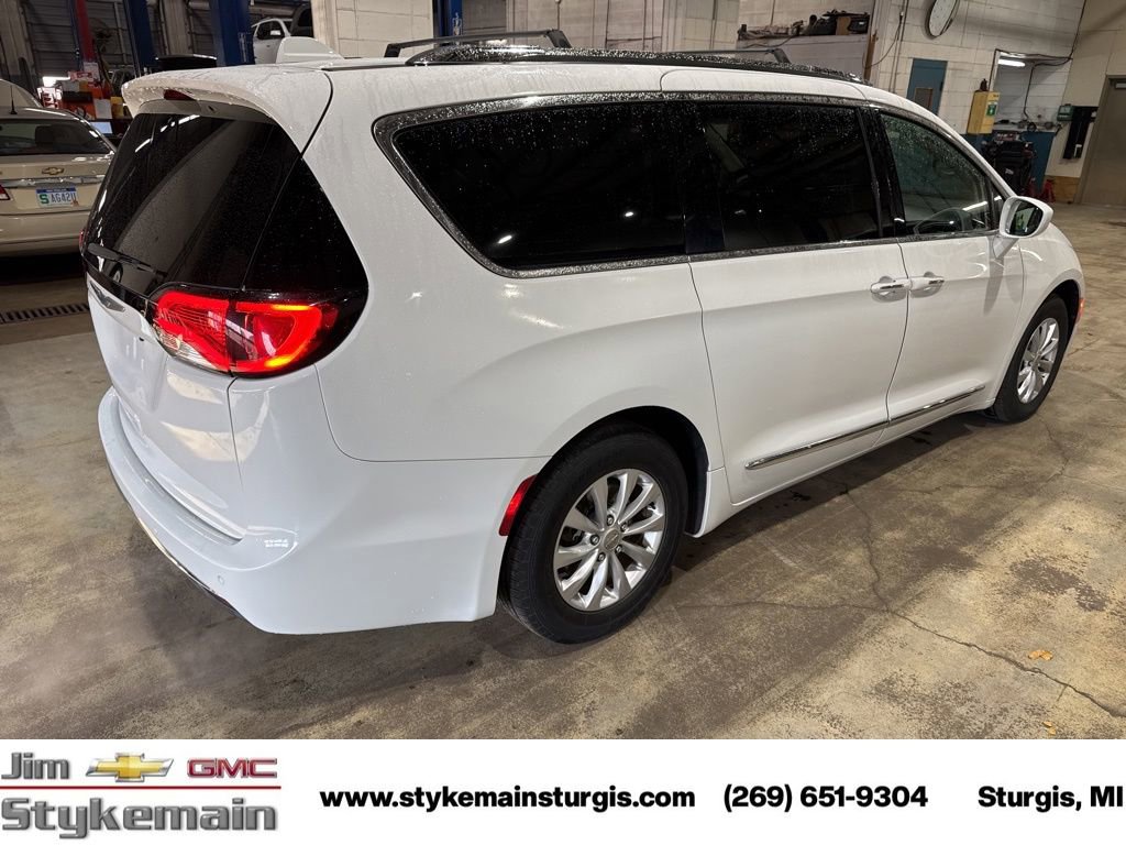 Used 2018 Chrysler Pacifica Touring-L image 8