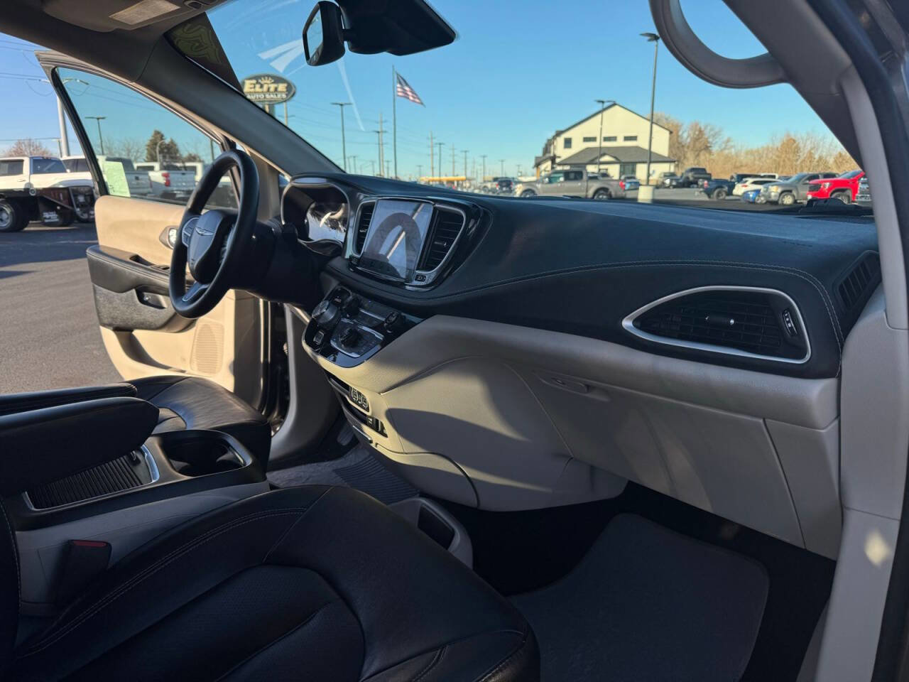 Used 2022 Chrysler Pacifica Touring-L image 41