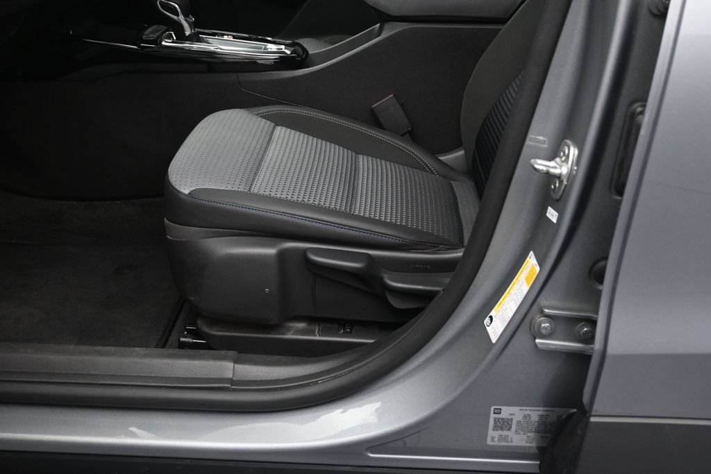 Certified 2025 Chevrolet Trax LT FWD image 21