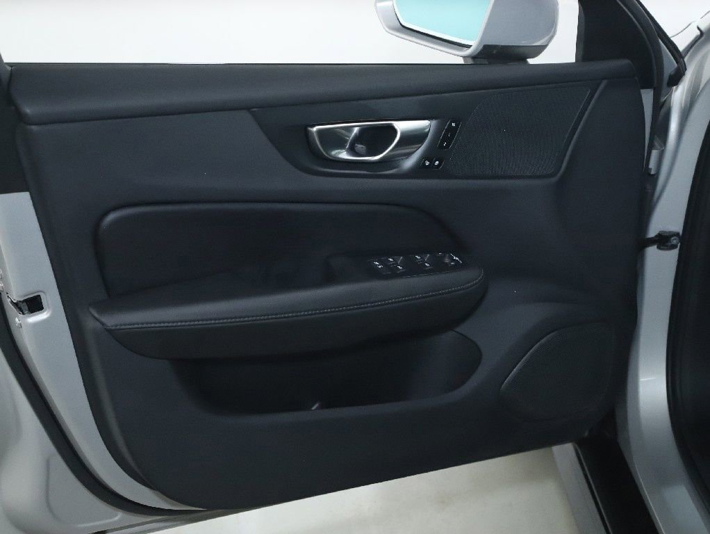 Used 2025 Volvo V60 B5 Cross Country Plus image 17