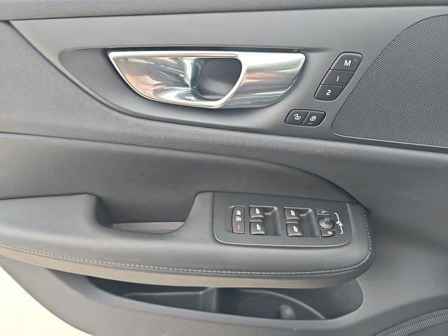 Used 2025 Volvo V60 B5 Cross Country Plus image 39