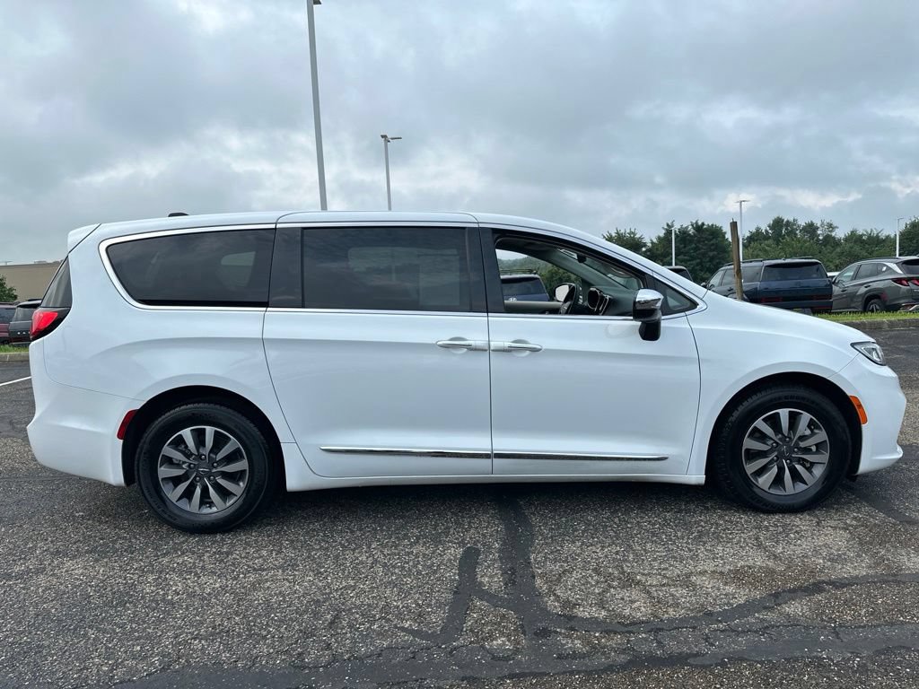Used 2023 Chrysler Pacifica Limited FWD image 16