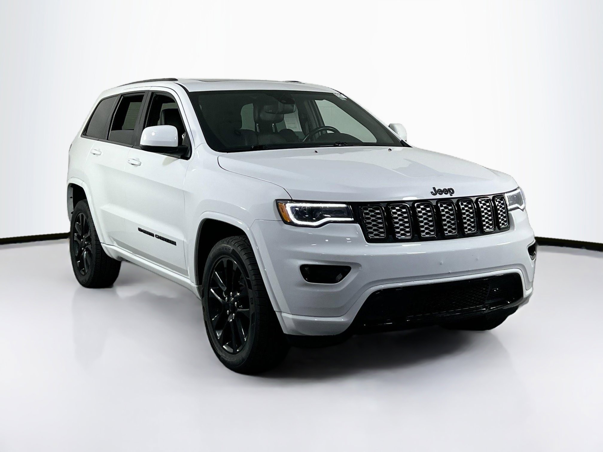 Used 2022 Jeep Grand Cherokee Laredo X image 3