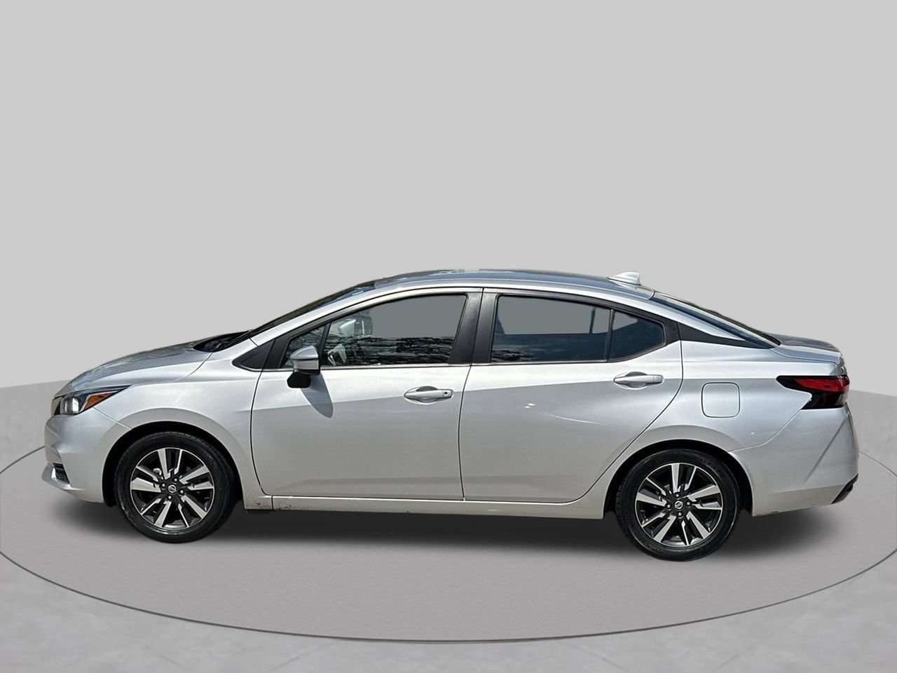 Used 2021 Nissan Versa SV FWD image 2