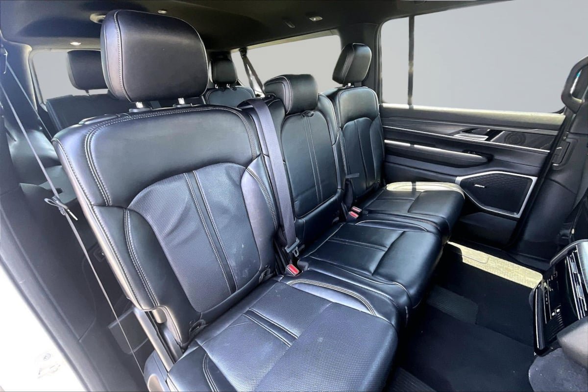 Used 2024 Jeep Wagoneer L Series II RWD image 27