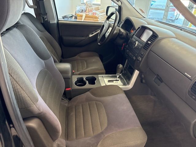 Used 2010 Nissan Pathfinder SE image 23