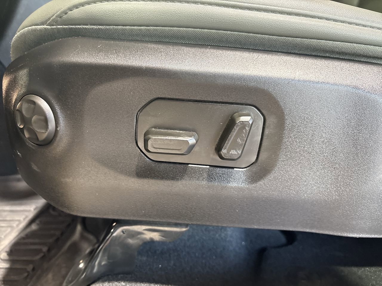 Used 2024 Jeep Gladiator Mojave AWD/4WD image 12