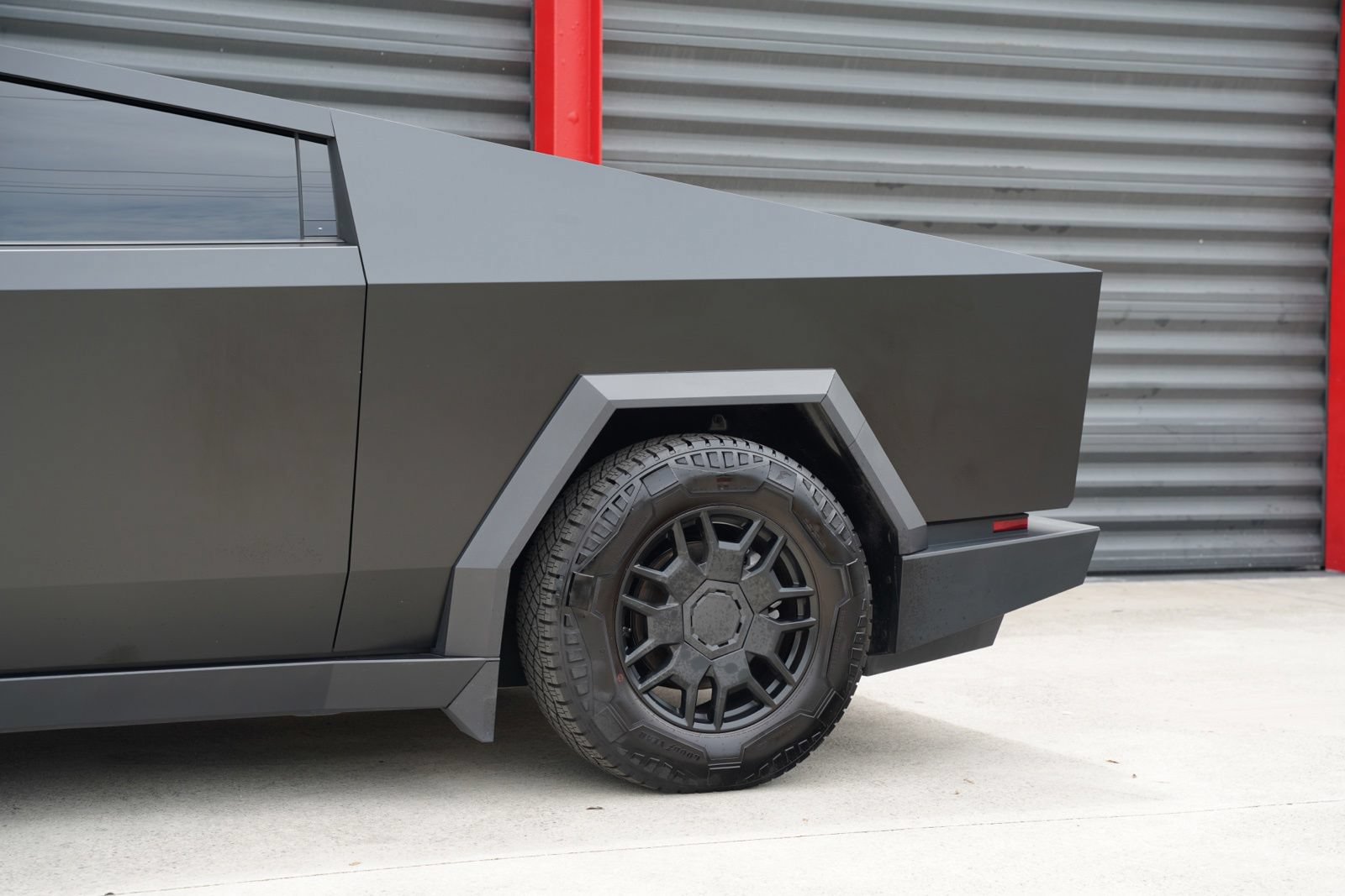 Used 2025 Tesla Cybertruck AWD Crew Cab image 10