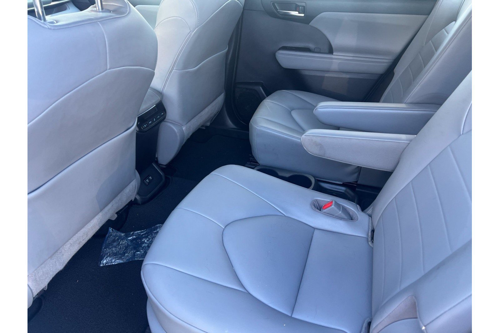 Used 2021 Toyota Highlander XLE AWD/4WD image 7