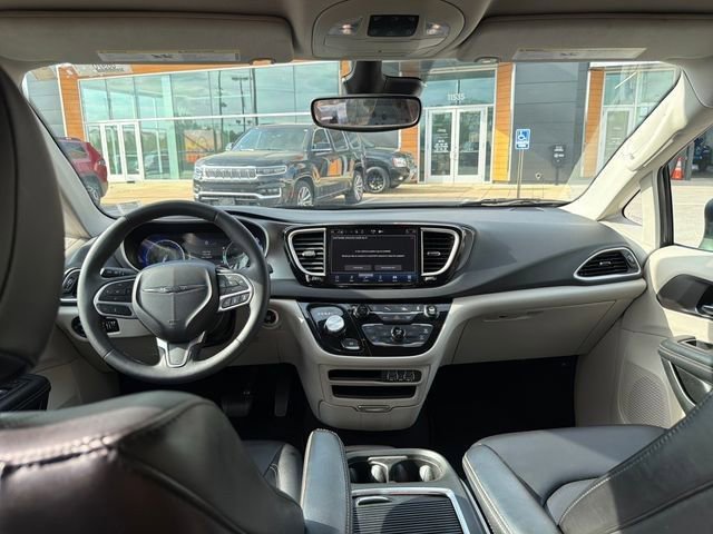 Used 2023 Chrysler Pacifica Touring-L FWD image 18