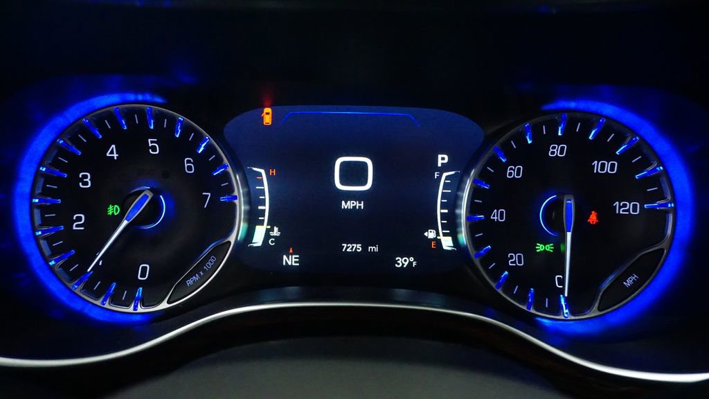 Used 2024 Chrysler Pacifica Limited AWD/4WD image 31