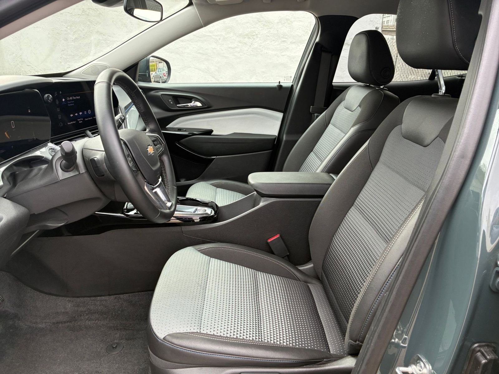 Used 2025 Chevrolet Trax LT w/ LT Convenience Package FWD image 25