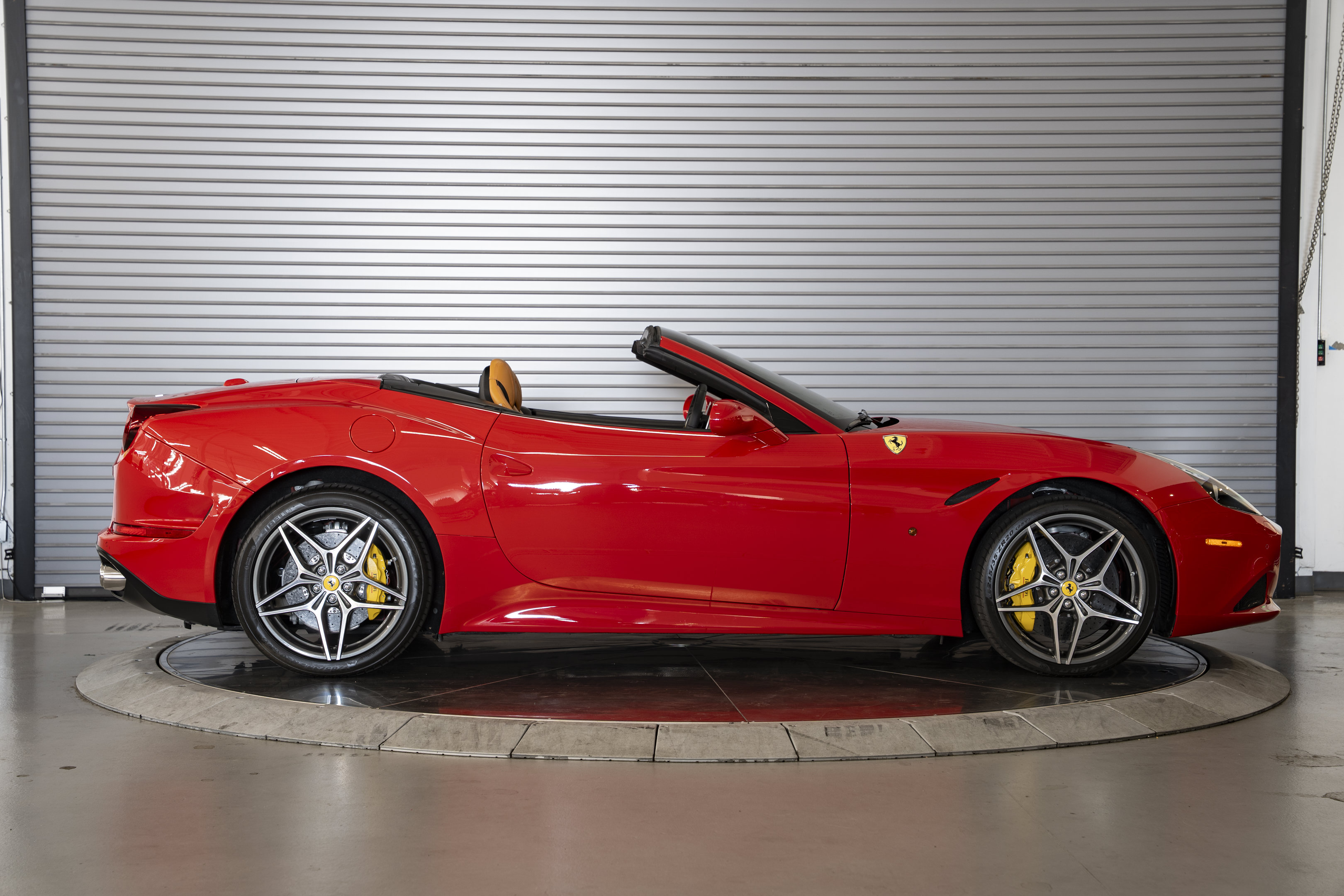 Used 2016 Ferrari California T RWD image 6