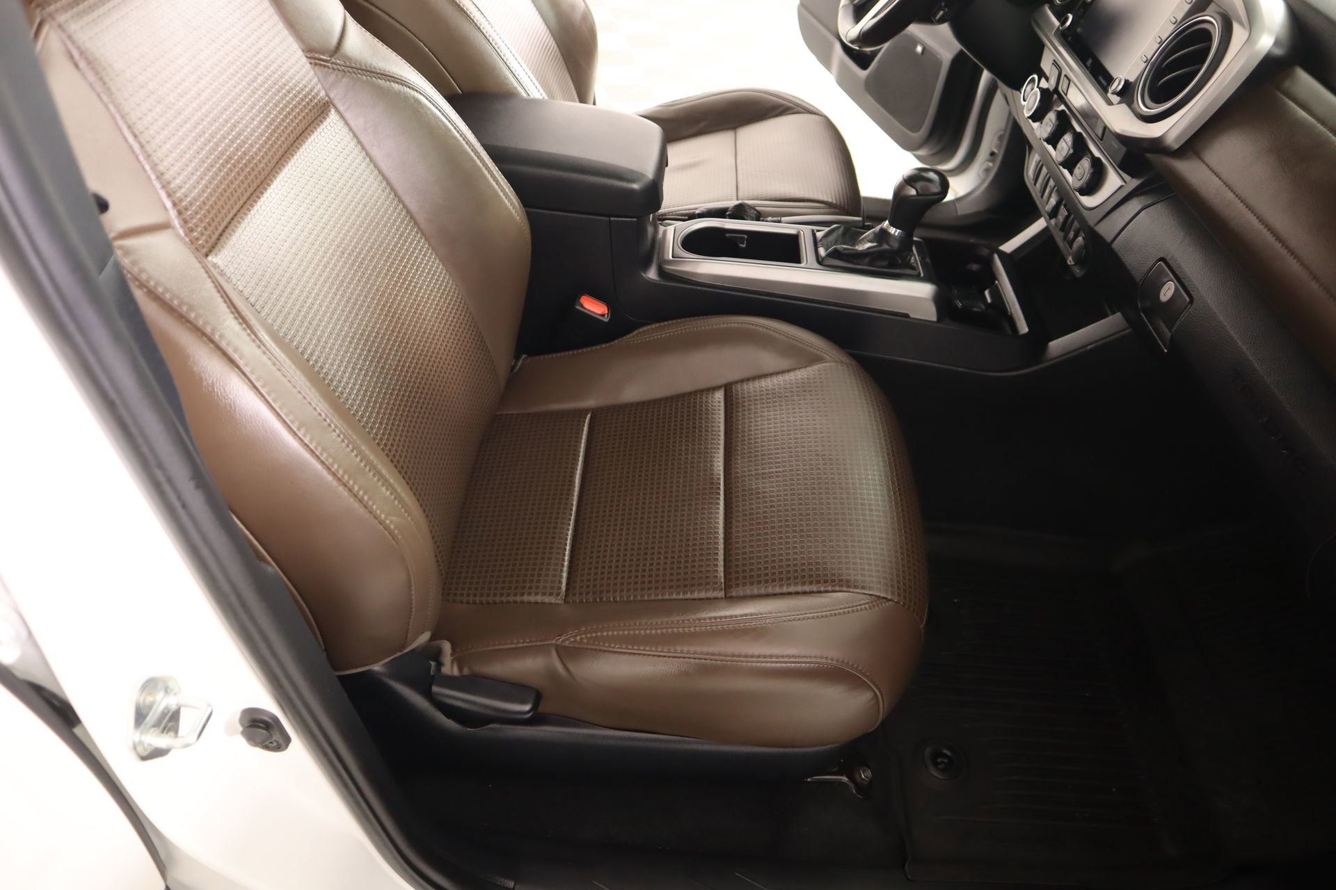 Used 2021 Toyota Tacoma Limited image 15