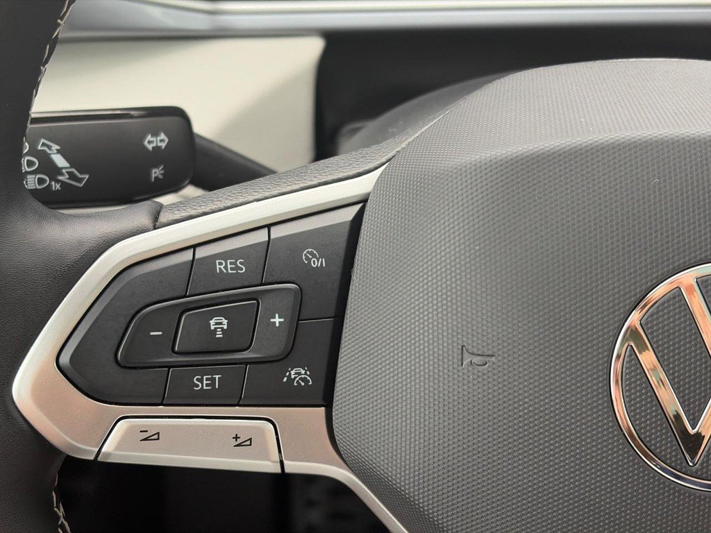Certified 2025 Volkswagen Taos SEL AWD/4WD image 24