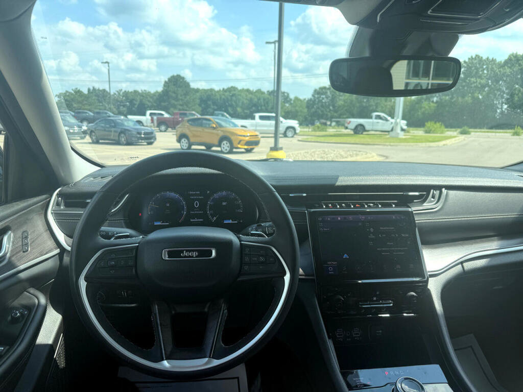 Used 2023 Jeep Grand Cherokee Limited AWD/4WD image 16