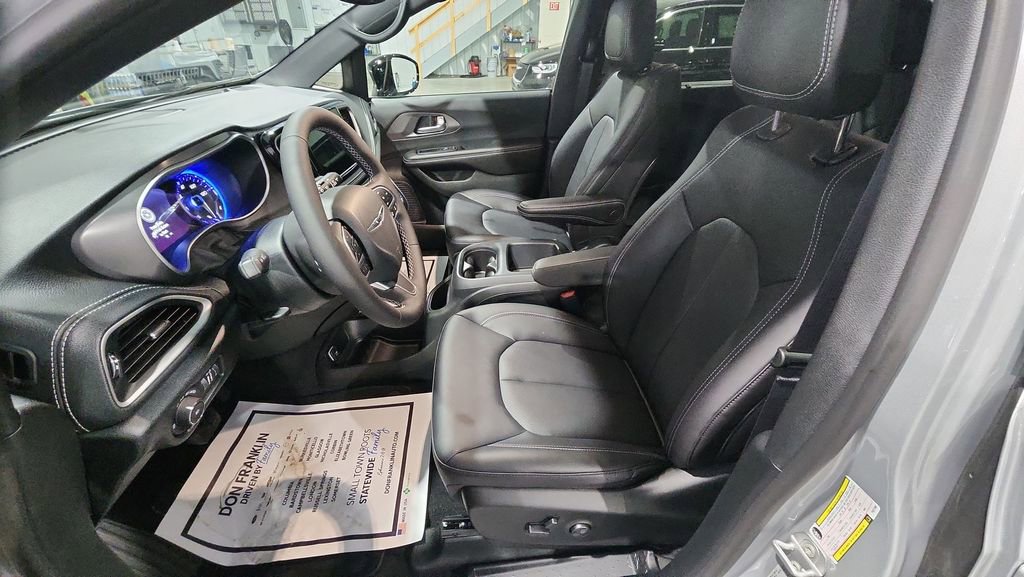 New 2026 Chrysler Pacifica Select AWD/4WD image 15