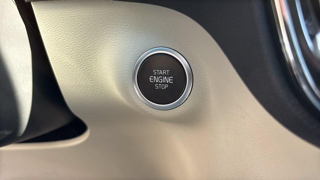 Certified 2026 Volvo XC40 B5 Plus AWD/4WD image 14