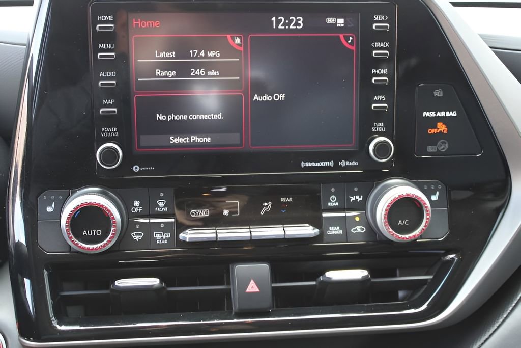 Used 2021 Toyota Highlander XLE AWD/4WD image 15