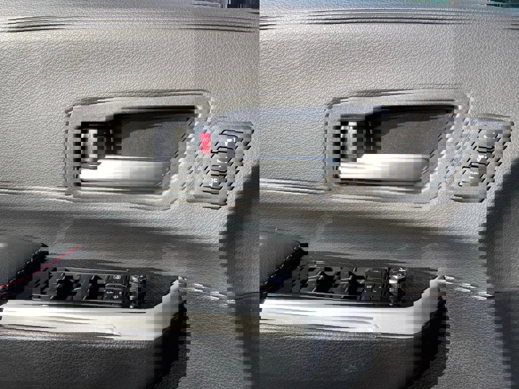 Certified 2025 Toyota Sienna XSE image 15