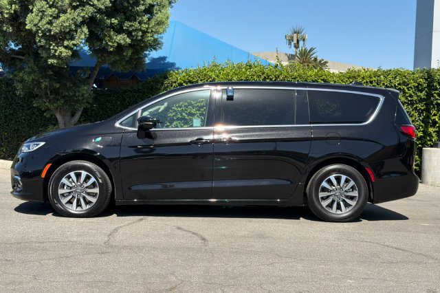 Used 2024 Chrysler Pacifica Limited FWD image 7