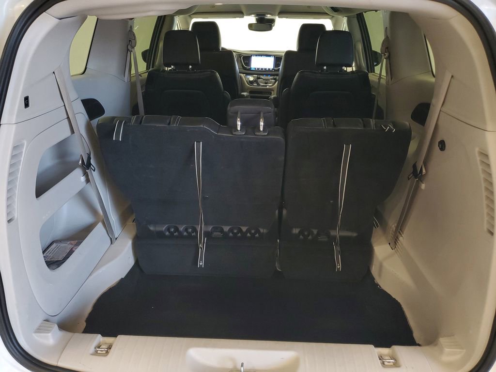 Used 2024 Chrysler Pacifica Touring-L image 23