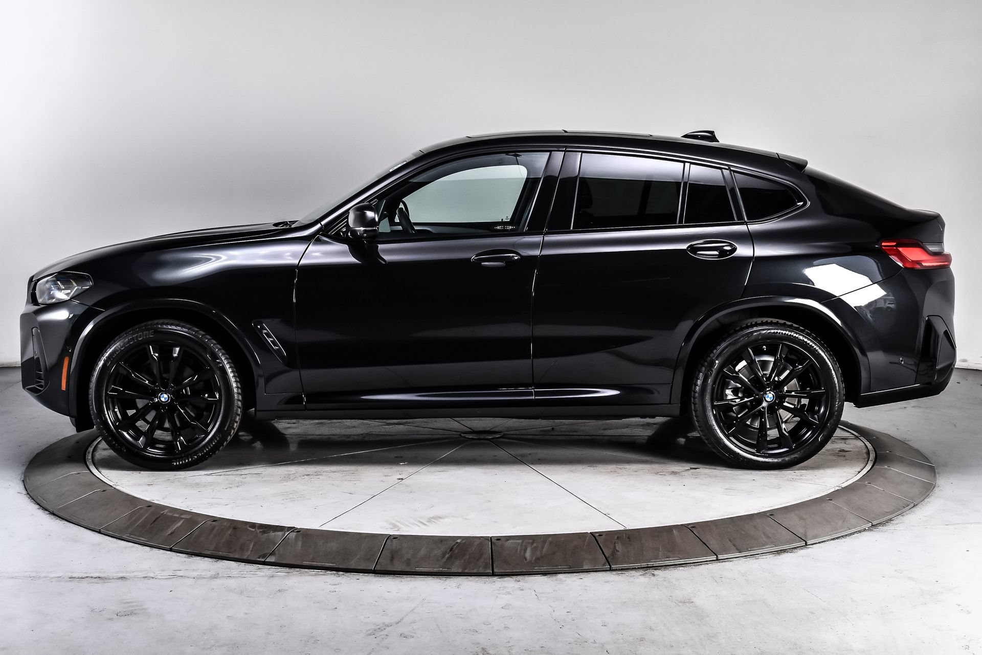 Used 2024 BMW X4 xDrive30i w/ Premium Package AWD/4WD image 3