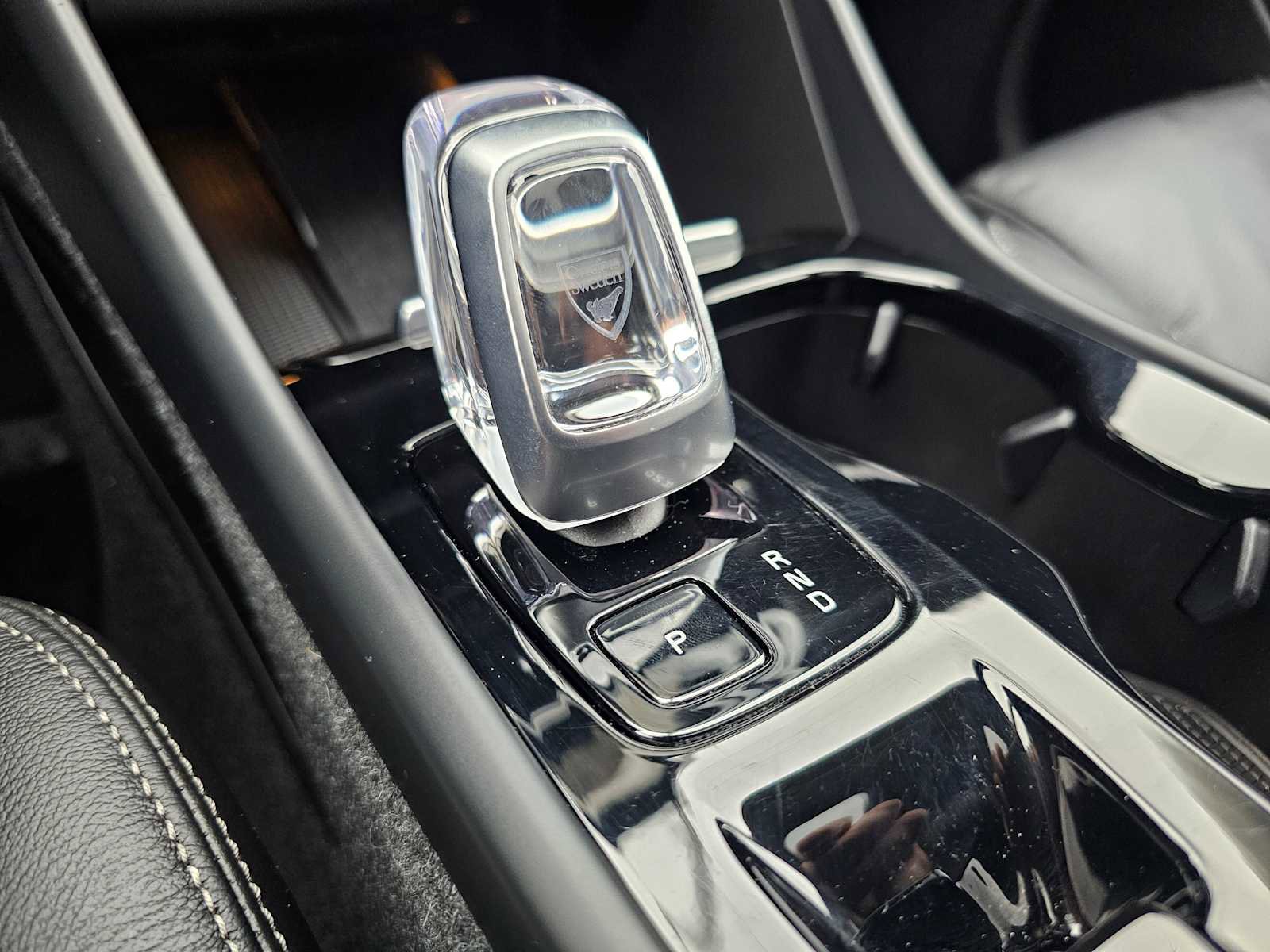 Certified 2024 Volvo XC40 B5 Ultimate w/ Protection Package Premier image 38