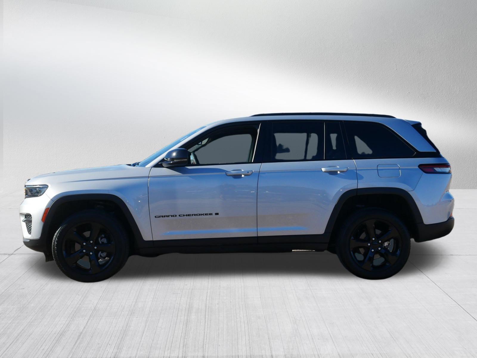 Used 2023 Jeep Grand Cherokee Altitude AWD/4WD image 4