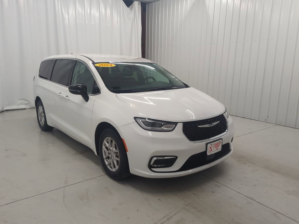 Used 2024 Chrysler Pacifica Touring-L image 5