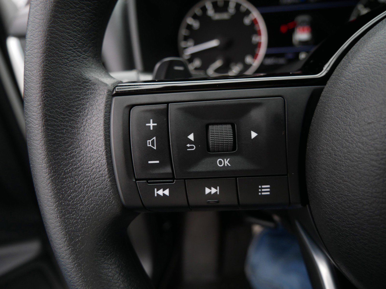 Used 2023 Nissan Rogue SV image 28