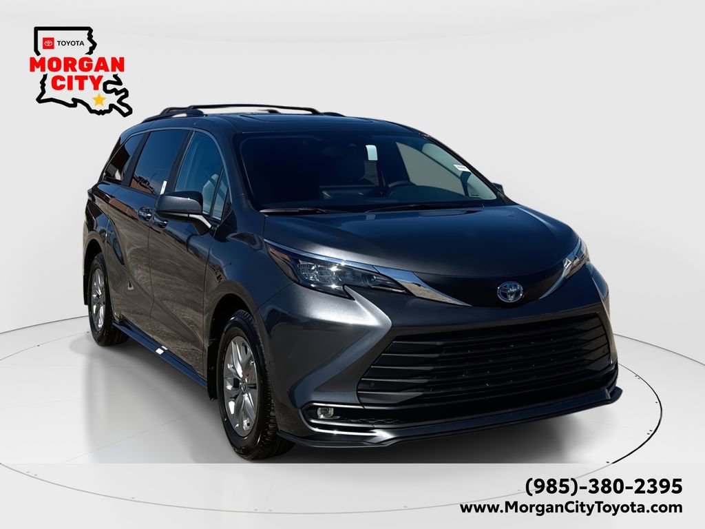 Used 2025 Toyota Sienna XLE FWD image 1