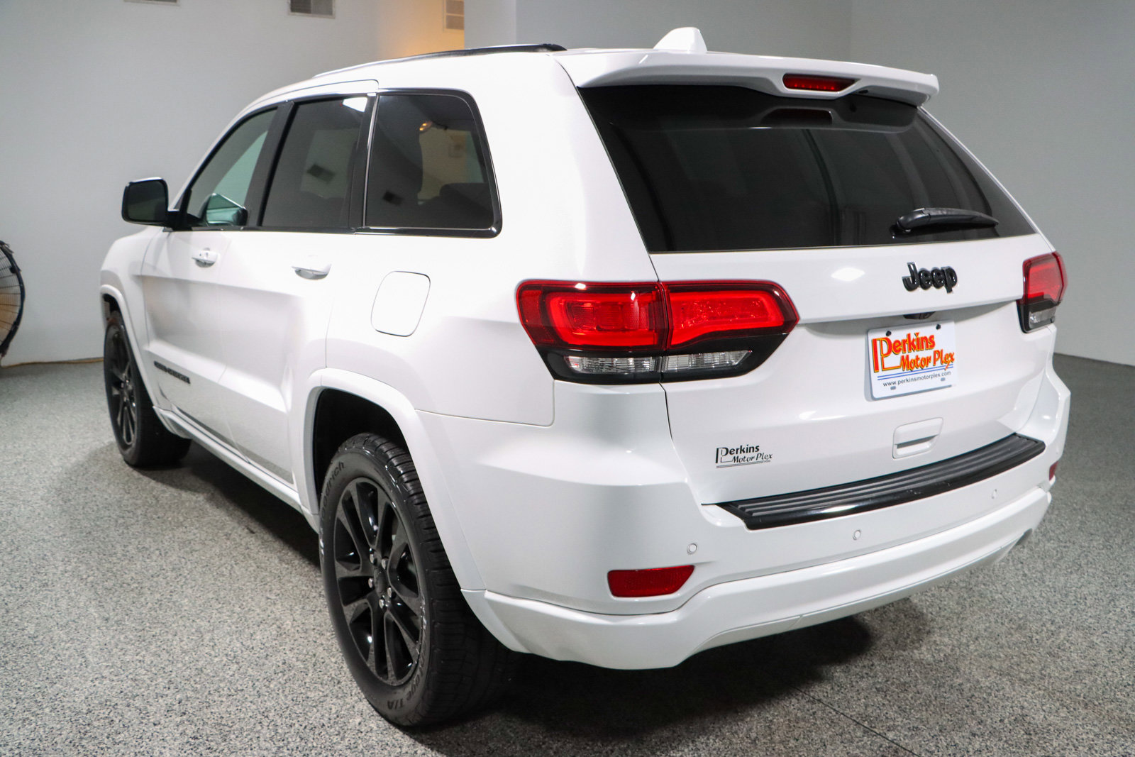 Used 2018 Jeep Grand Cherokee Altitude image 9