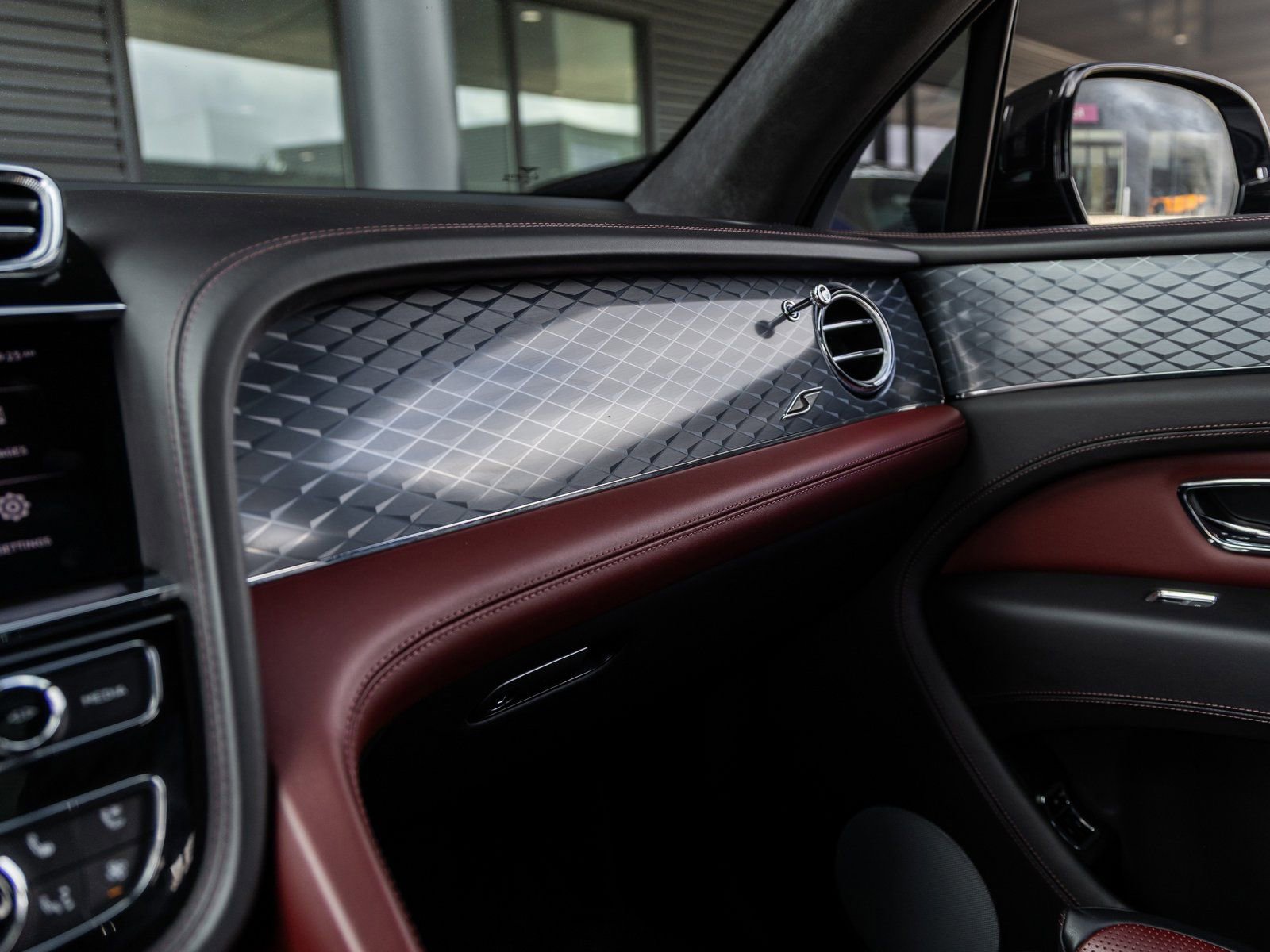 Used 2022 Bentley Bentayga image 33