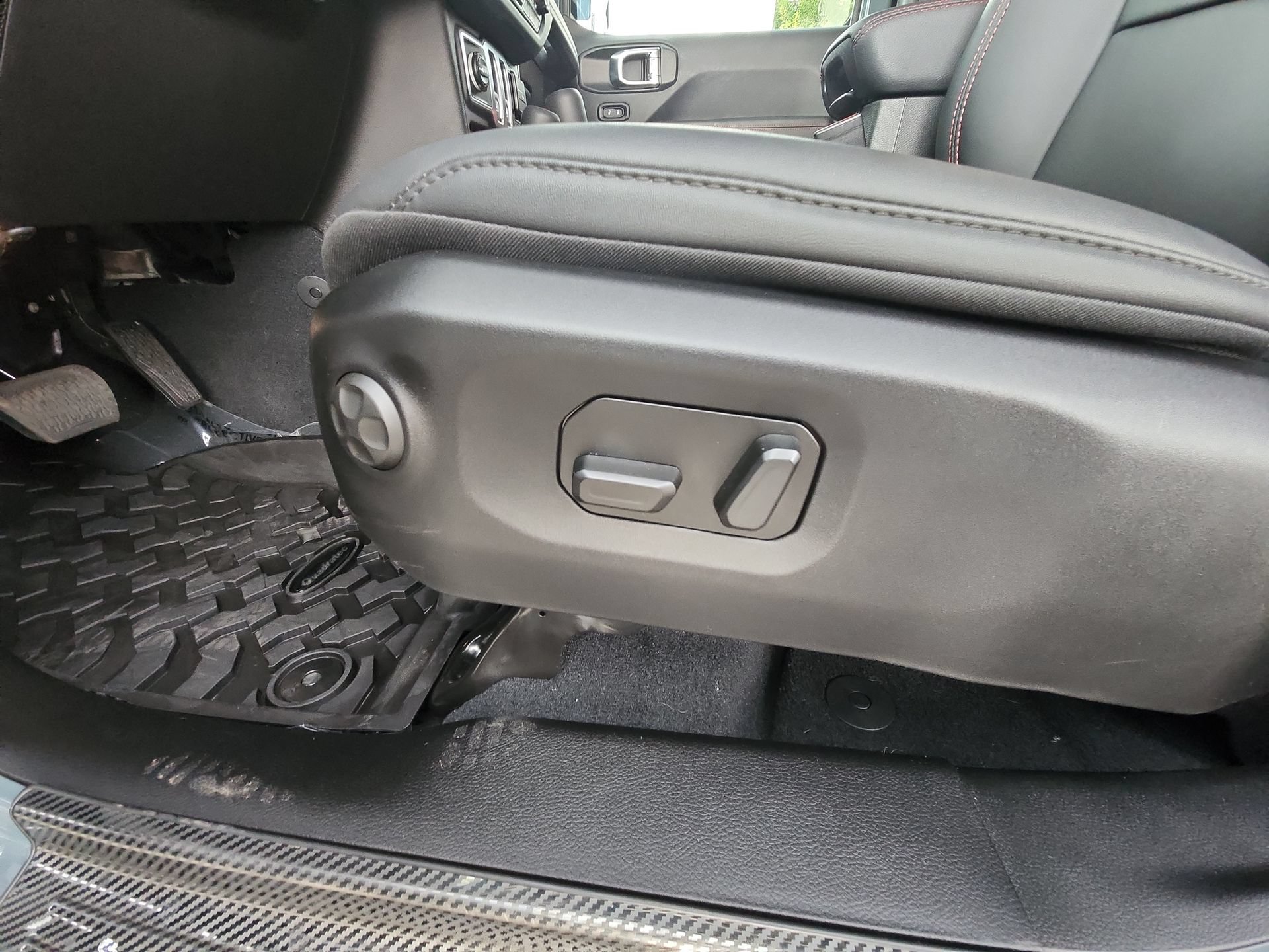 Certified 2026 Jeep Wrangler Rubicon AWD/4WD image 14