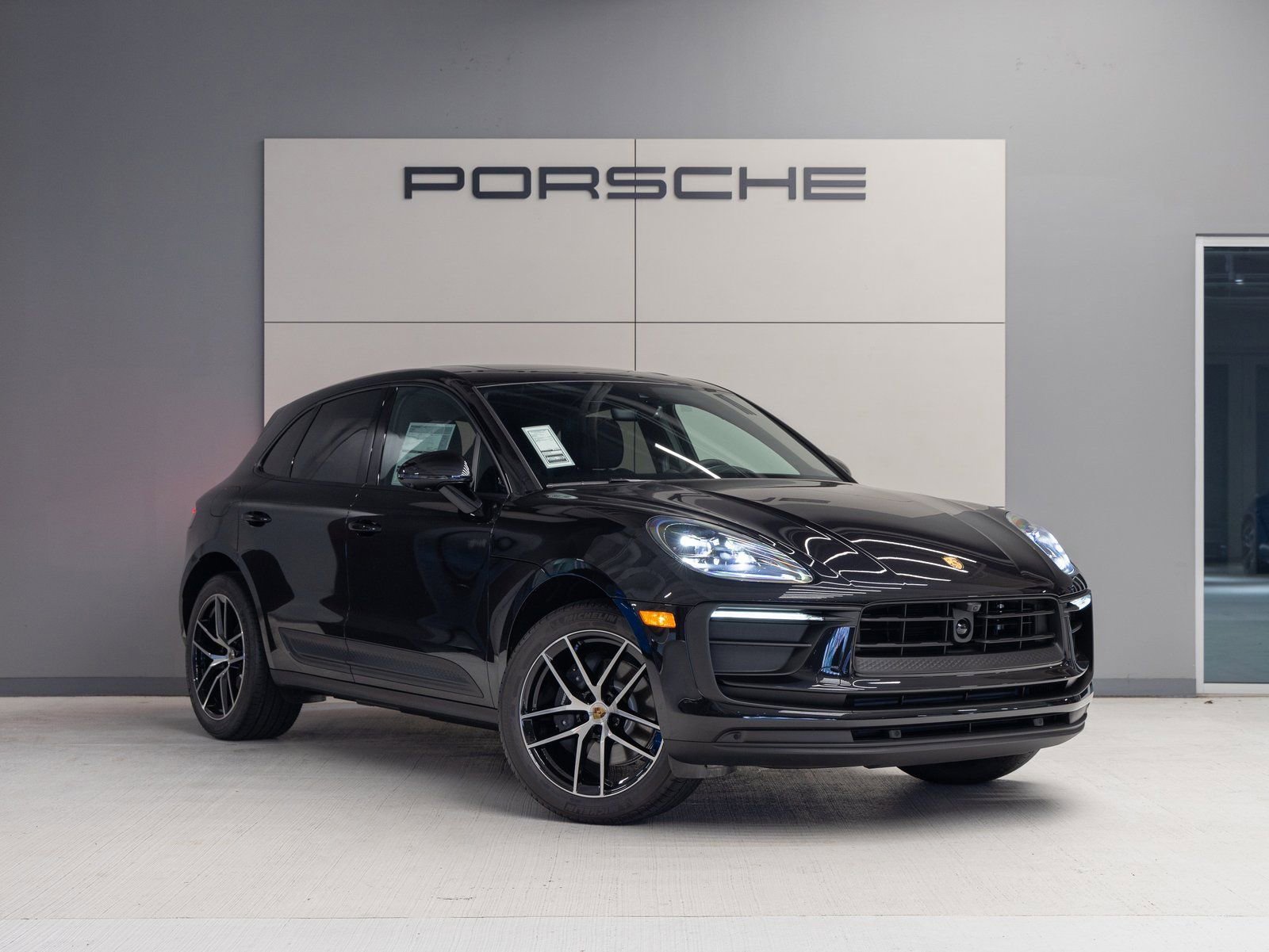 Certified 2025 Porsche Macan image 9