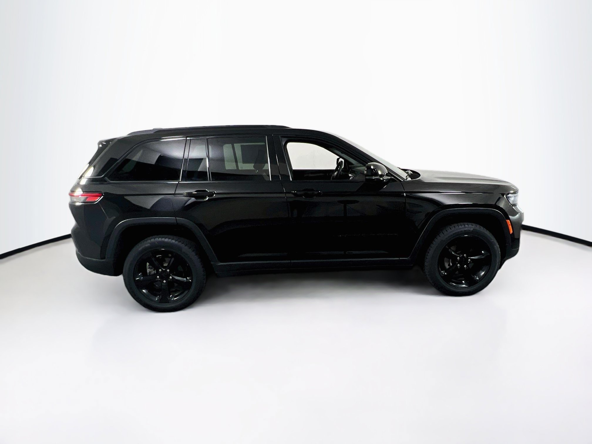 Used 2023 Jeep Grand Cherokee Altitude AWD/4WD image 4