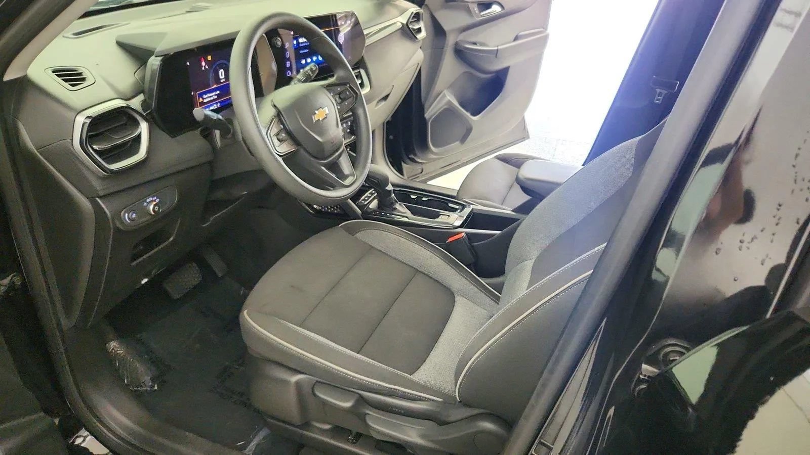 Used 2025 Chevrolet TrailBlazer LT AWD/4WD image 14