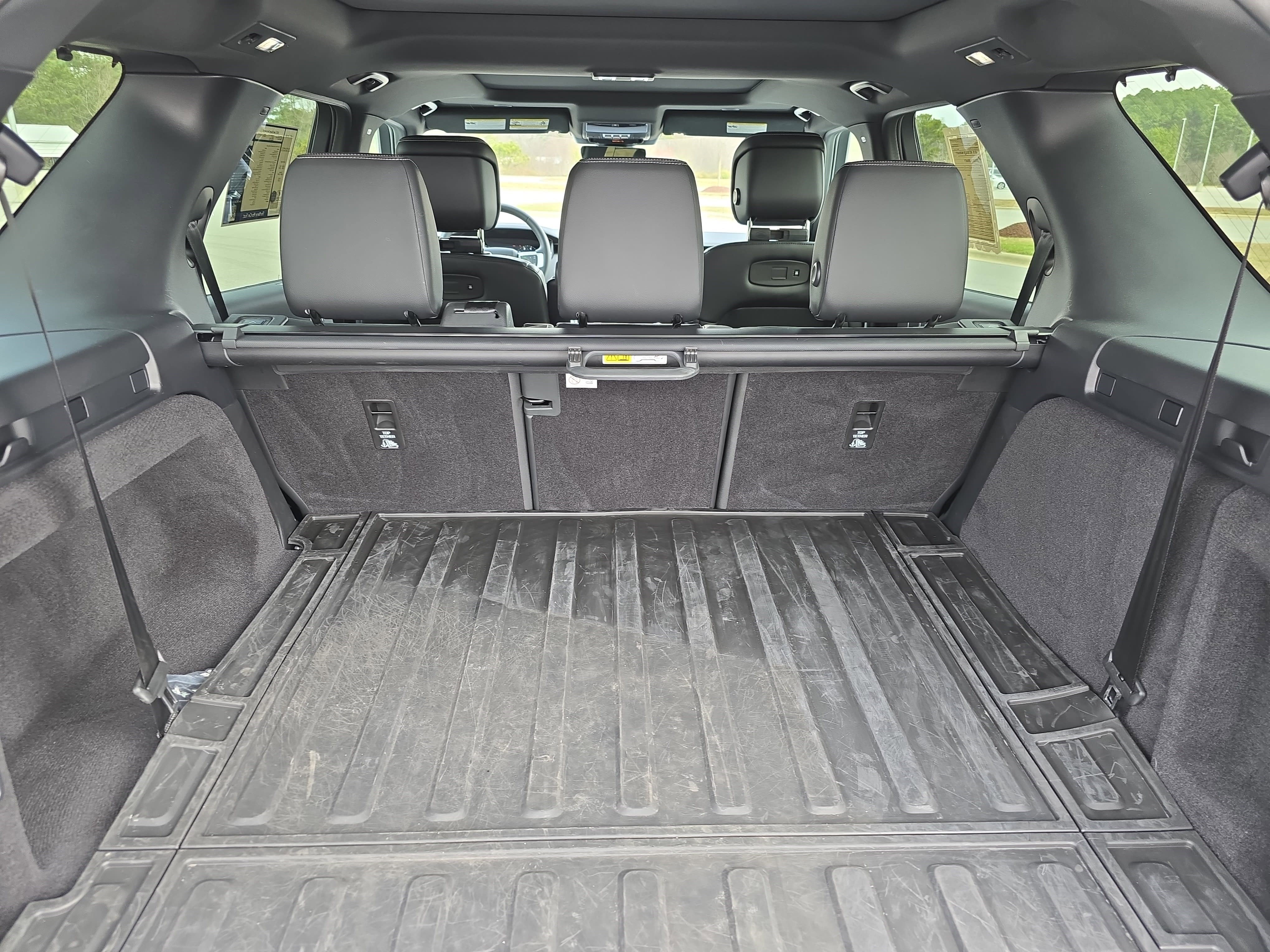 Used 2025 Land Rover Discovery S image 14