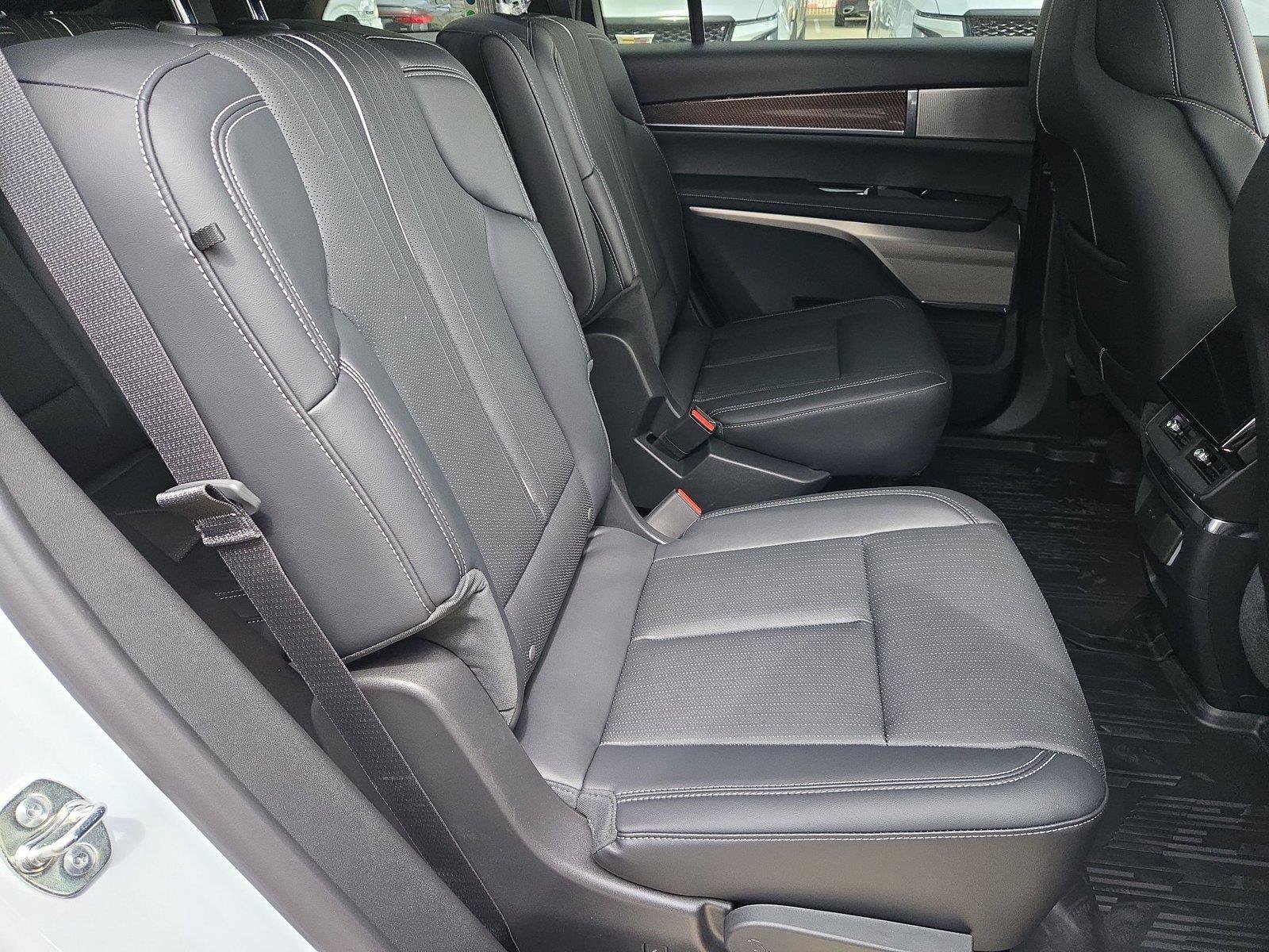 New 2027 Cadillac Vistiq Sport w/ LPO, Floor Liner Package AWD/4WD image 29
