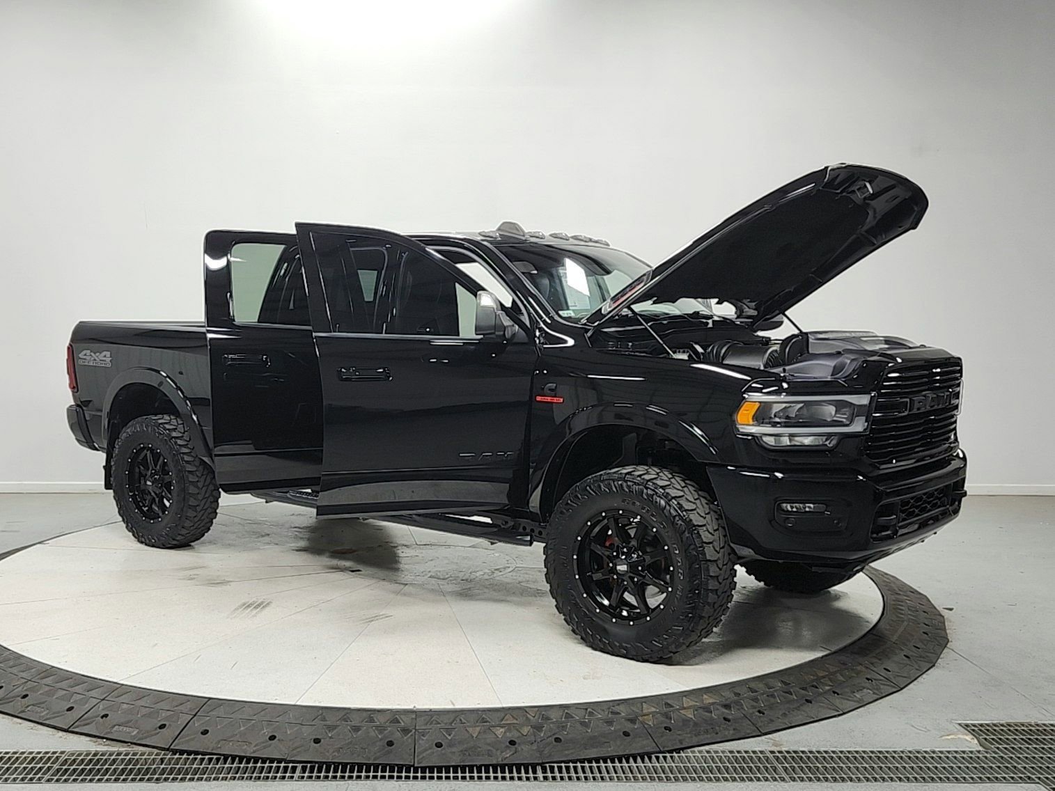 Used 2019 RAM 2500 Laramie w/ Black Appearance Package AWD/4WD image 9