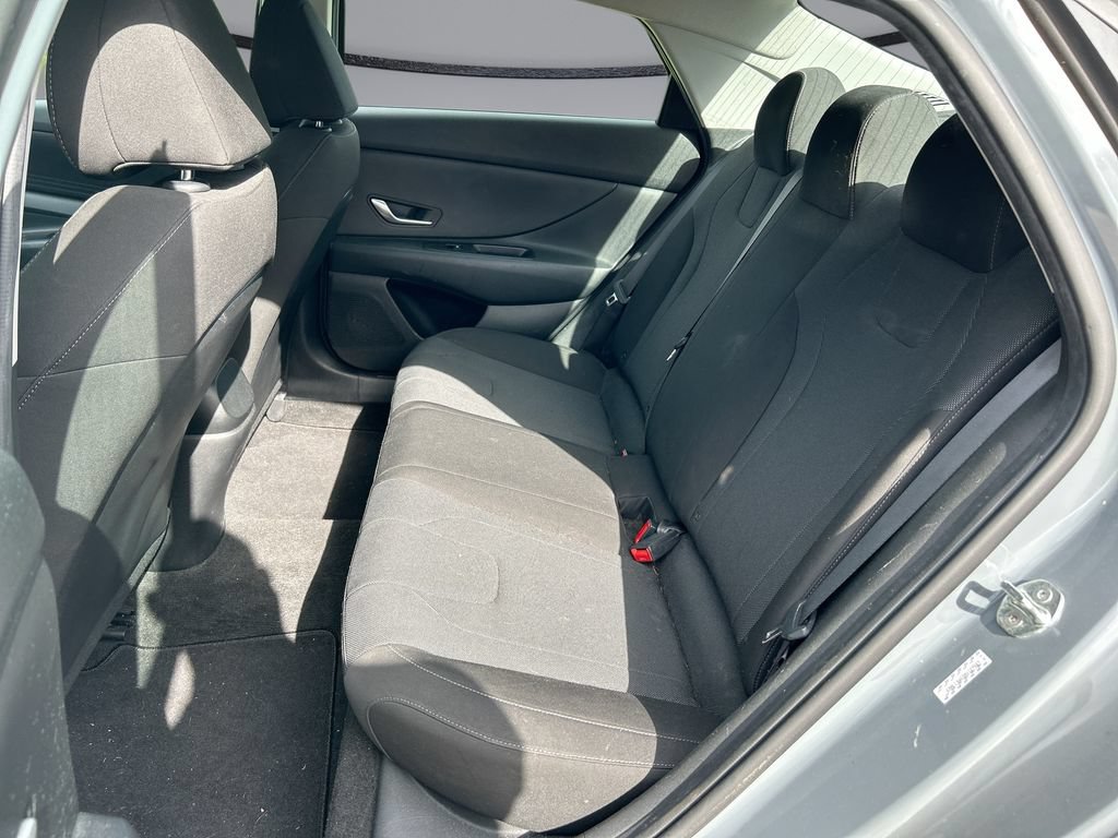 Used 2021 Hyundai Elantra SE FWD image 25