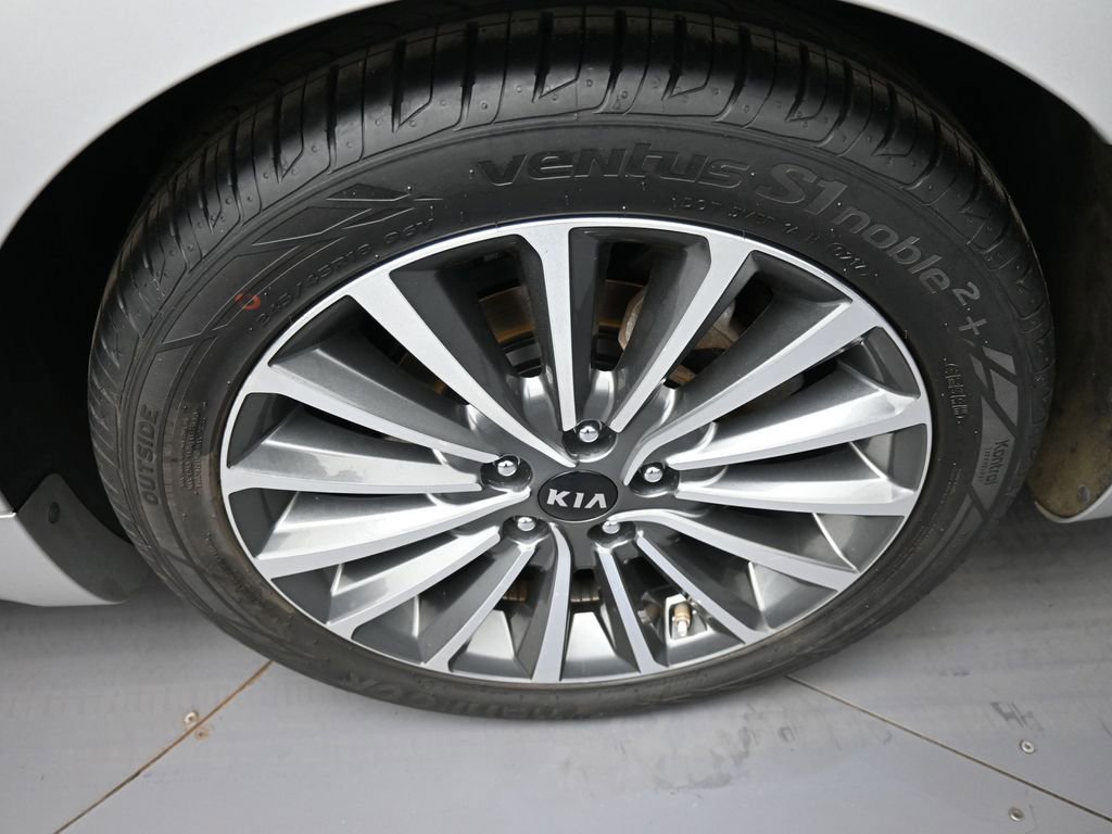 Certified 2017 Kia Cadenza Technology FWD image 15
